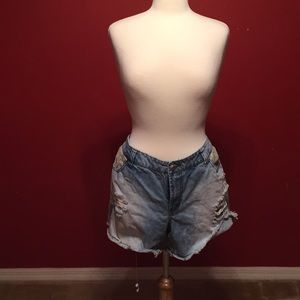 Lace detailed jean shorts! Size 20!